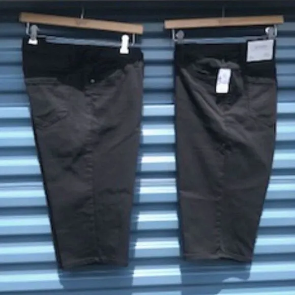Bermuda Shorts . Size: 4 Average Skimmer ..... (2) Pair Bundle . Black