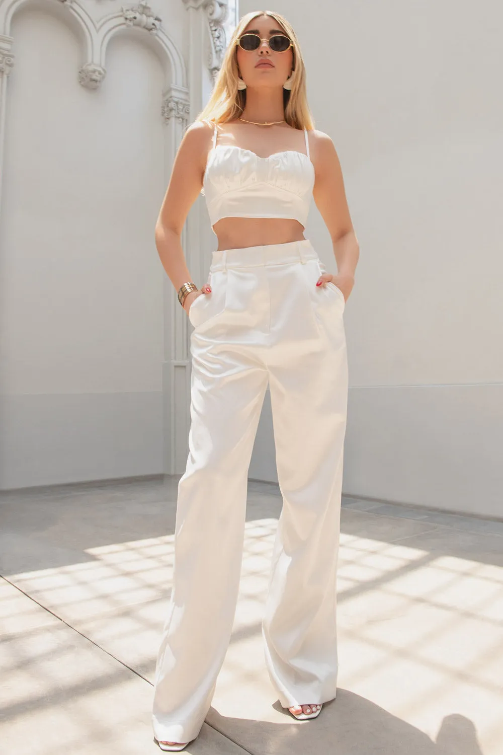Crop top satinado de escote plisado con tirantes