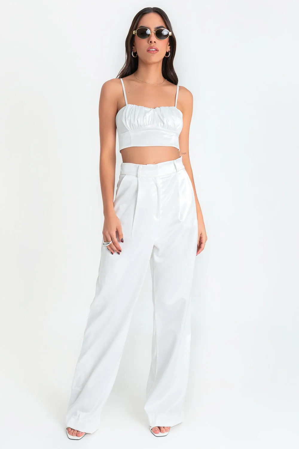 Crop top satinado de escote plisado con tirantes