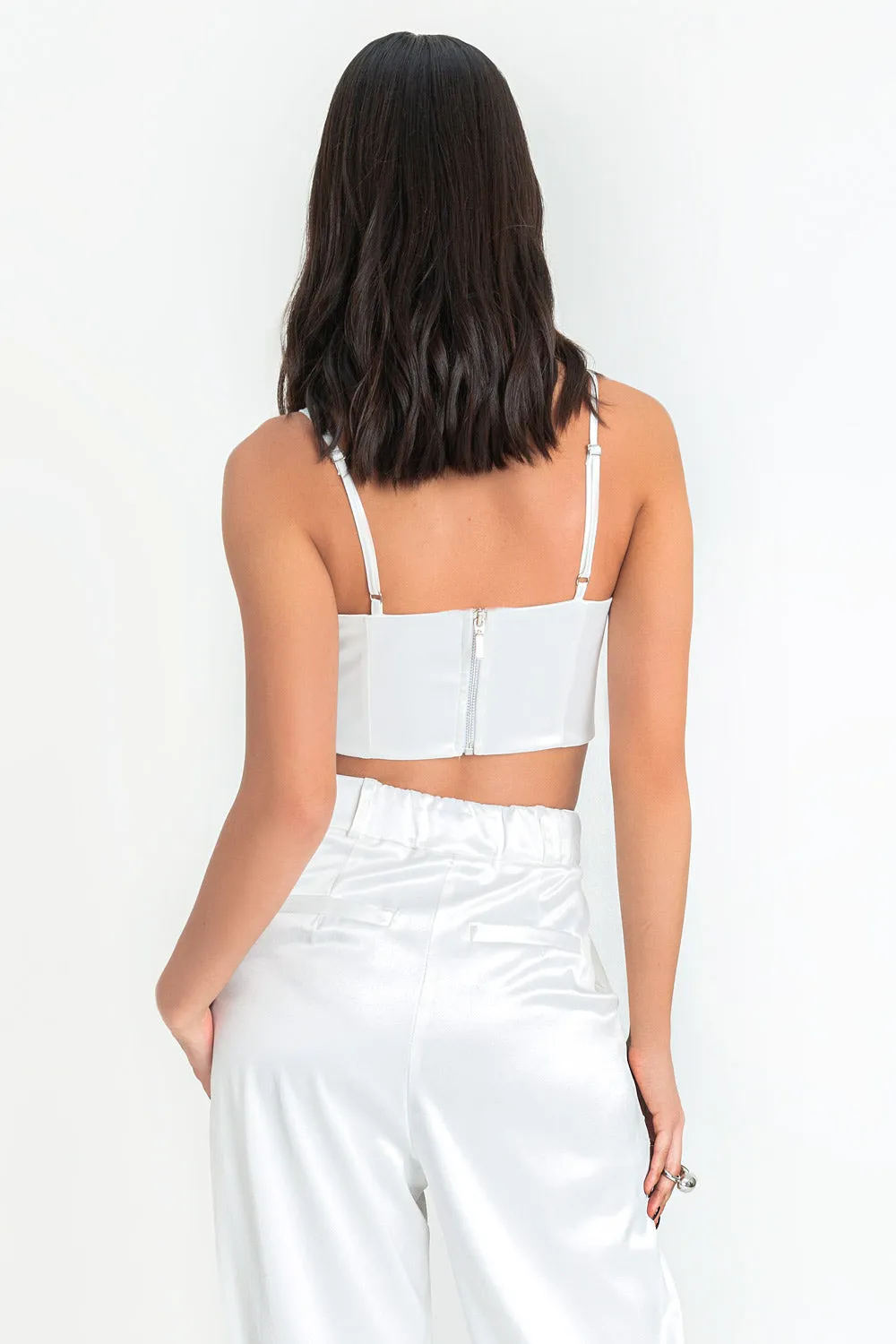 Crop top satinado de escote plisado con tirantes