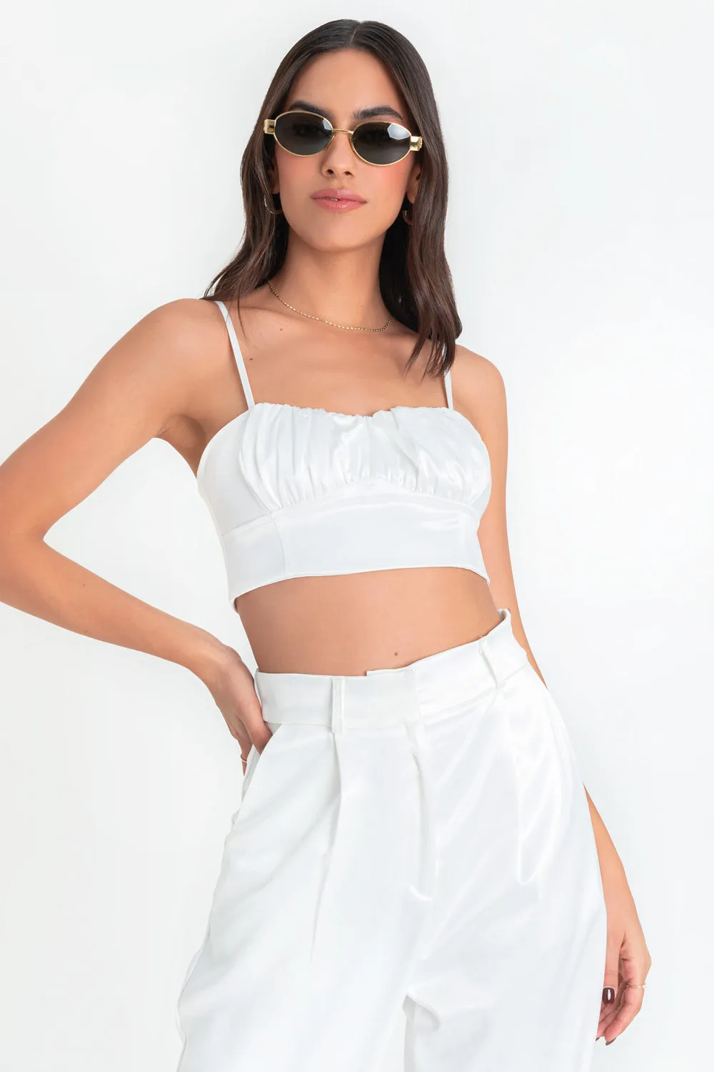 Crop top satinado de escote plisado con tirantes