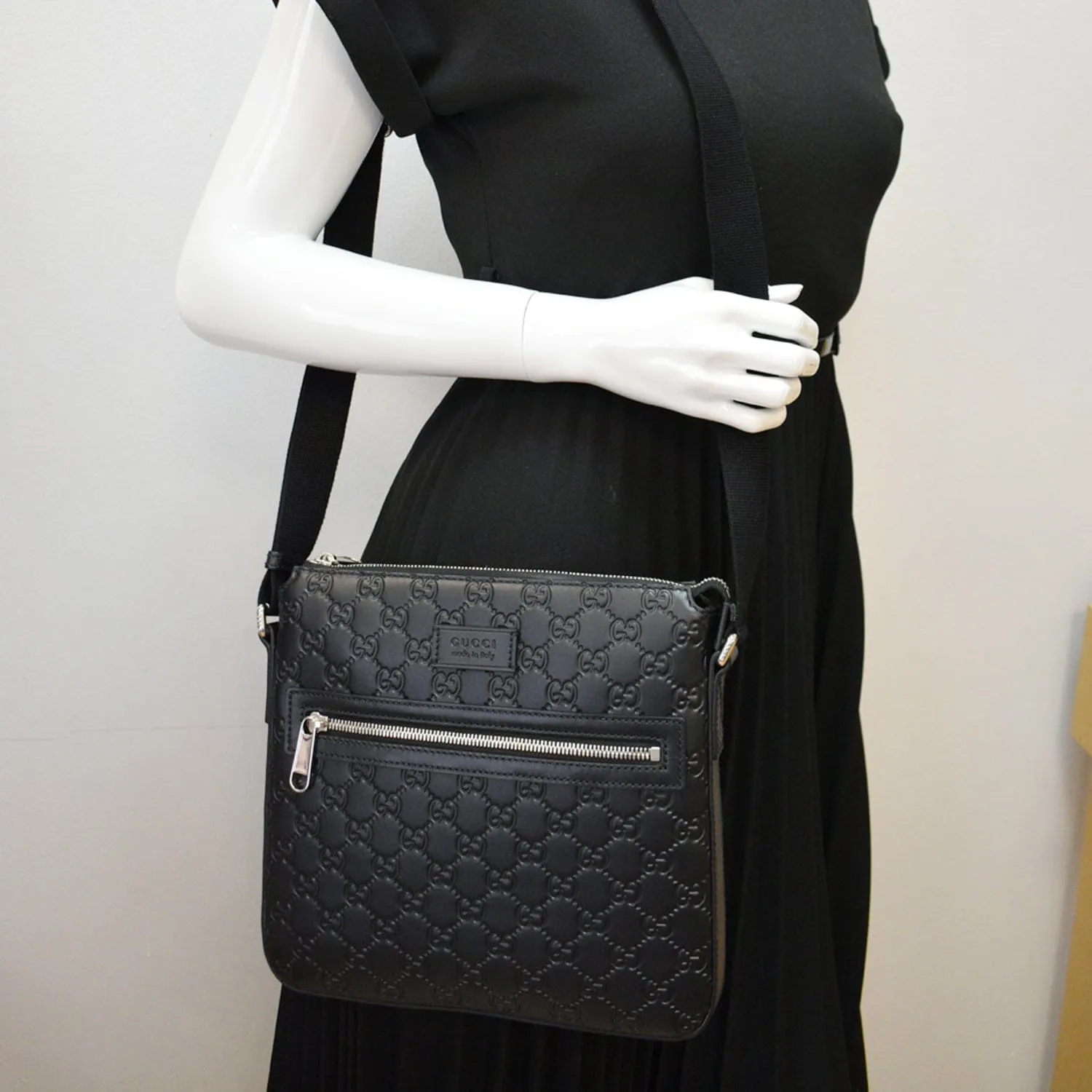 GUCCI GG Signature Leather Black Messenger Bag 406410