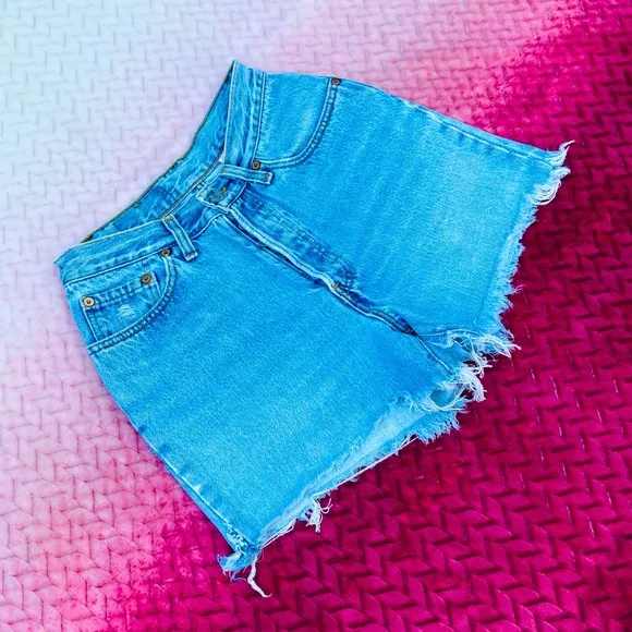 🌸High waisted 501 Levi’s jean shorts