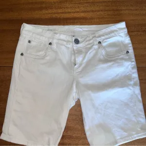 Kut the Kloth's White Bermuda Jean Catherine boyfriend Shorts