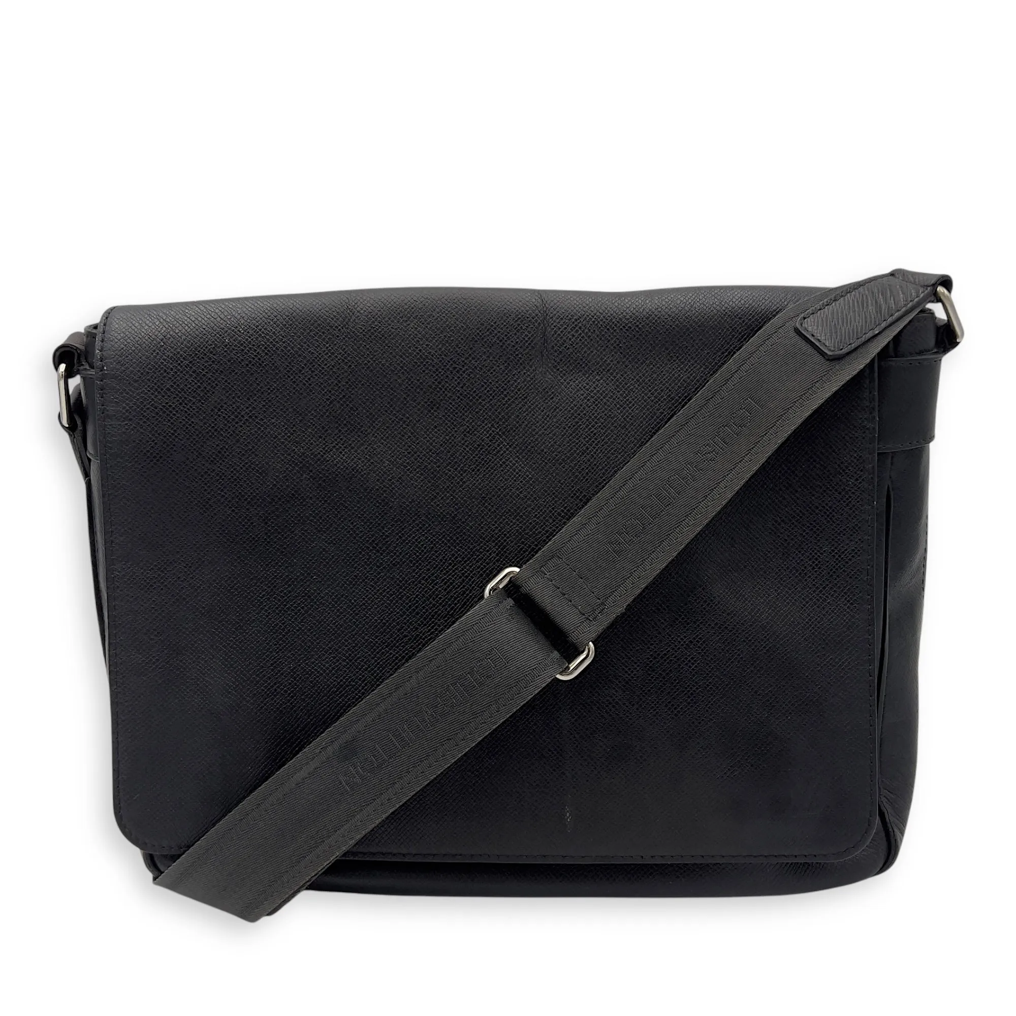 Messenger Crossbody Bag Black in Taiga Leather, Silver hardware