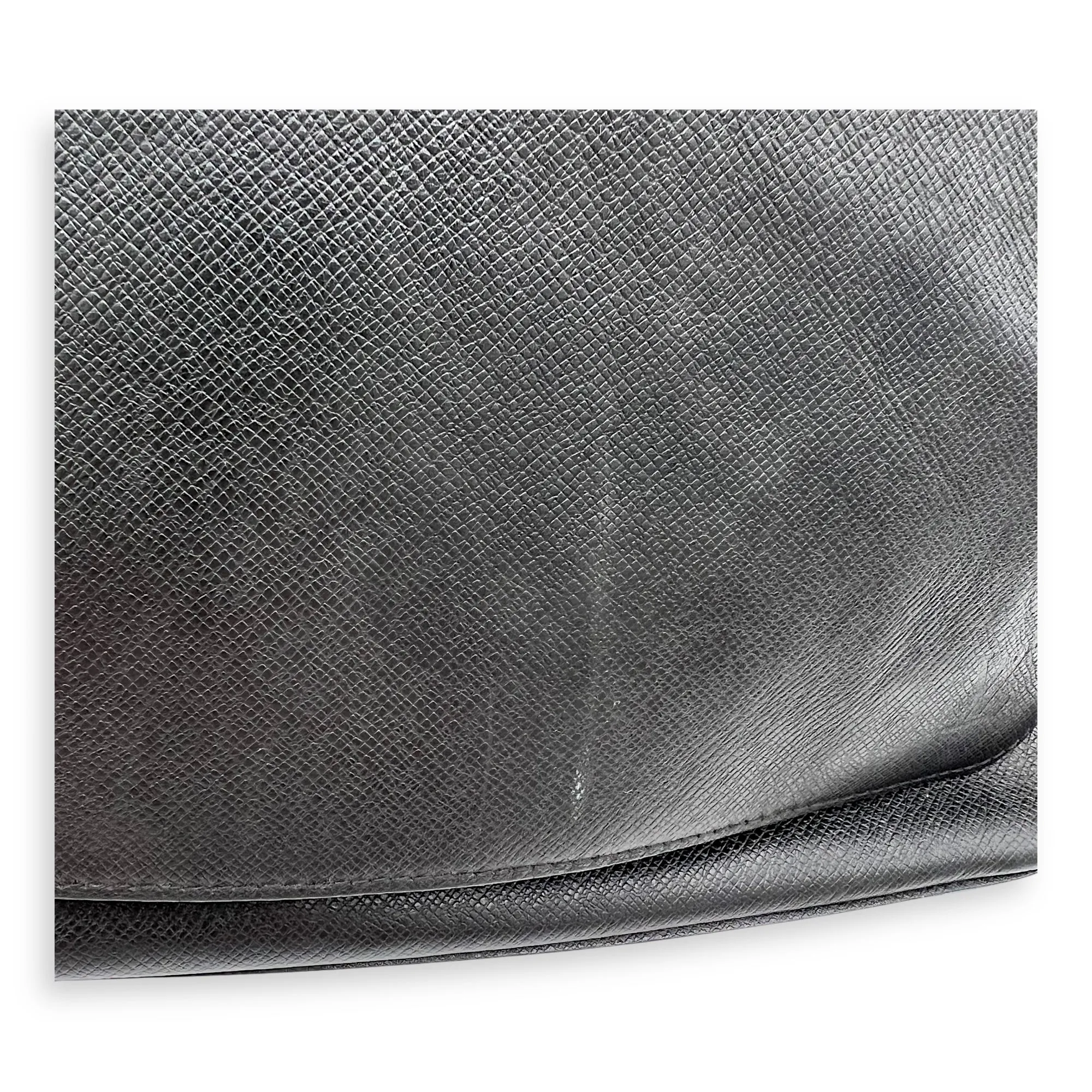 Messenger Crossbody Bag Black in Taiga Leather, Silver hardware