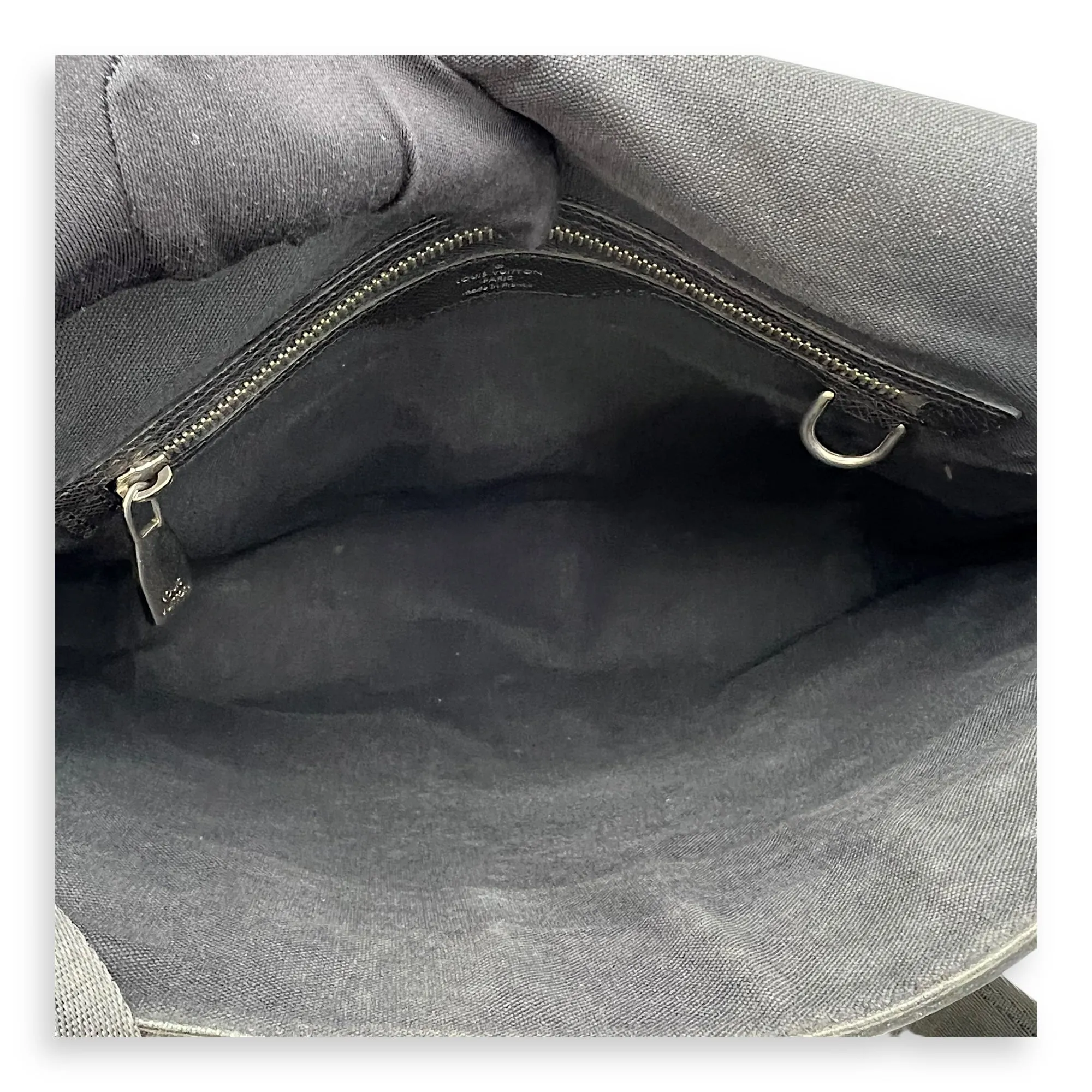 Messenger Crossbody Bag Black in Taiga Leather, Silver hardware
