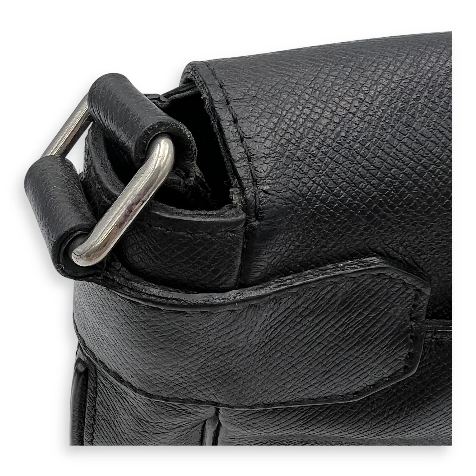 Messenger Crossbody Bag Black in Taiga Leather, Silver hardware