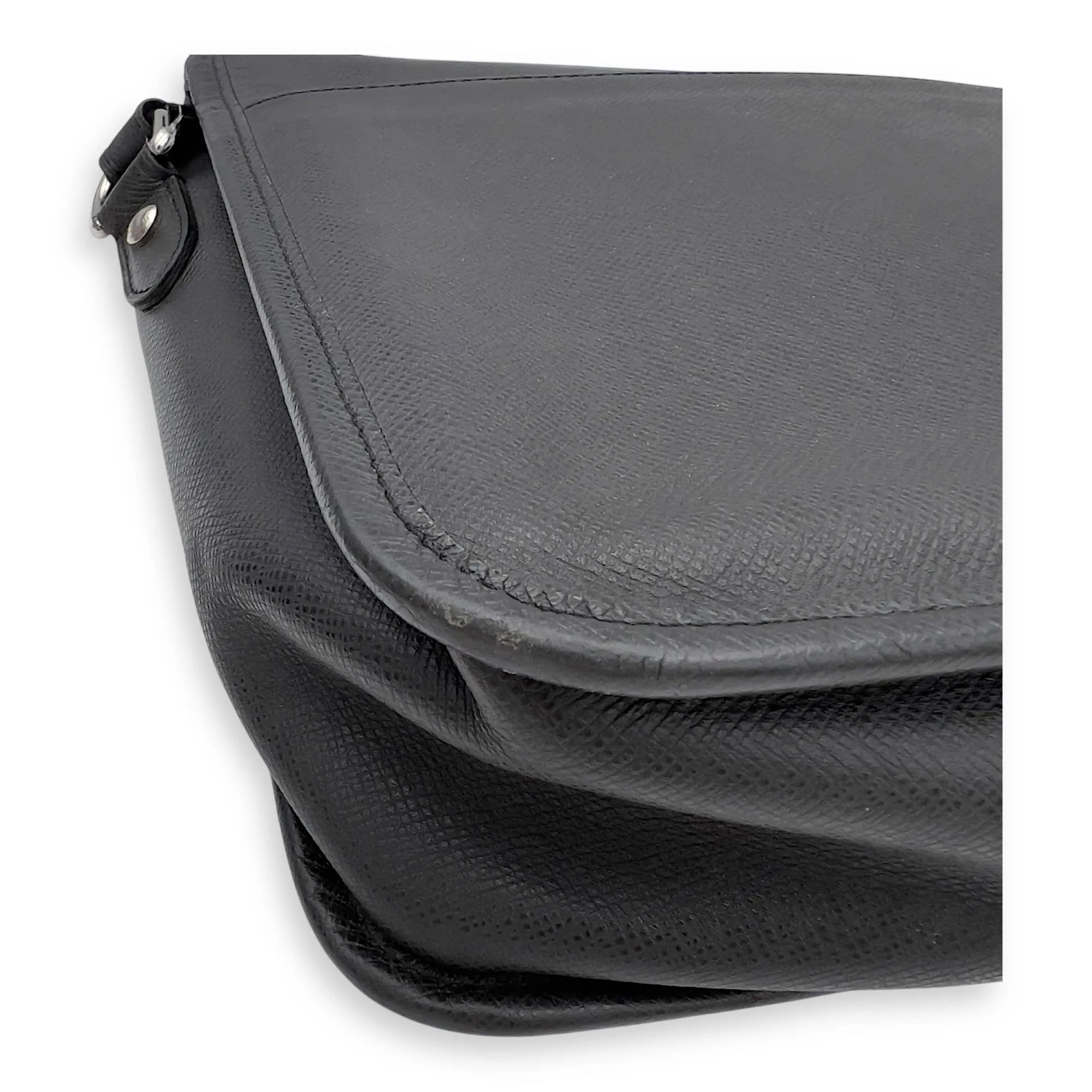 Messenger Crossbody Bag MM Black in Taiga Leather, Silver hardware