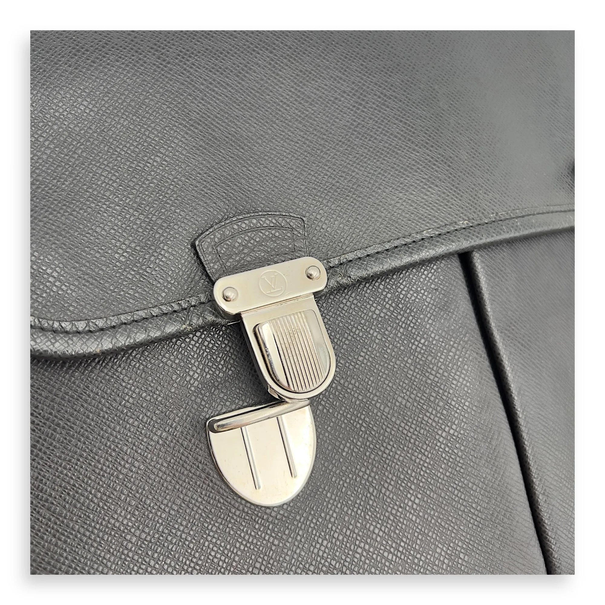 Messenger Crossbody Bag MM Black in Taiga Leather, Silver hardware