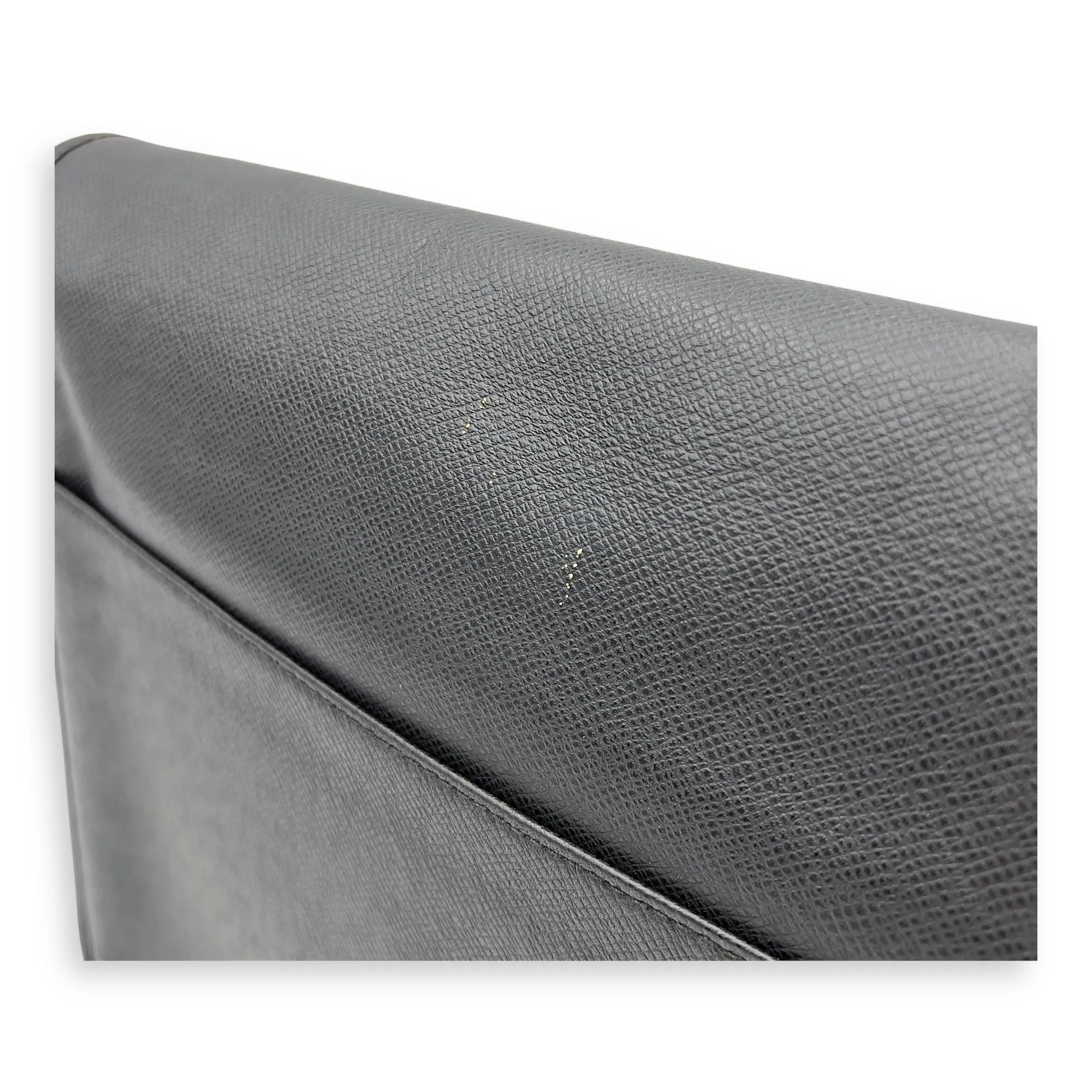 Messenger Crossbody Bag MM Black in Taiga Leather, Silver hardware
