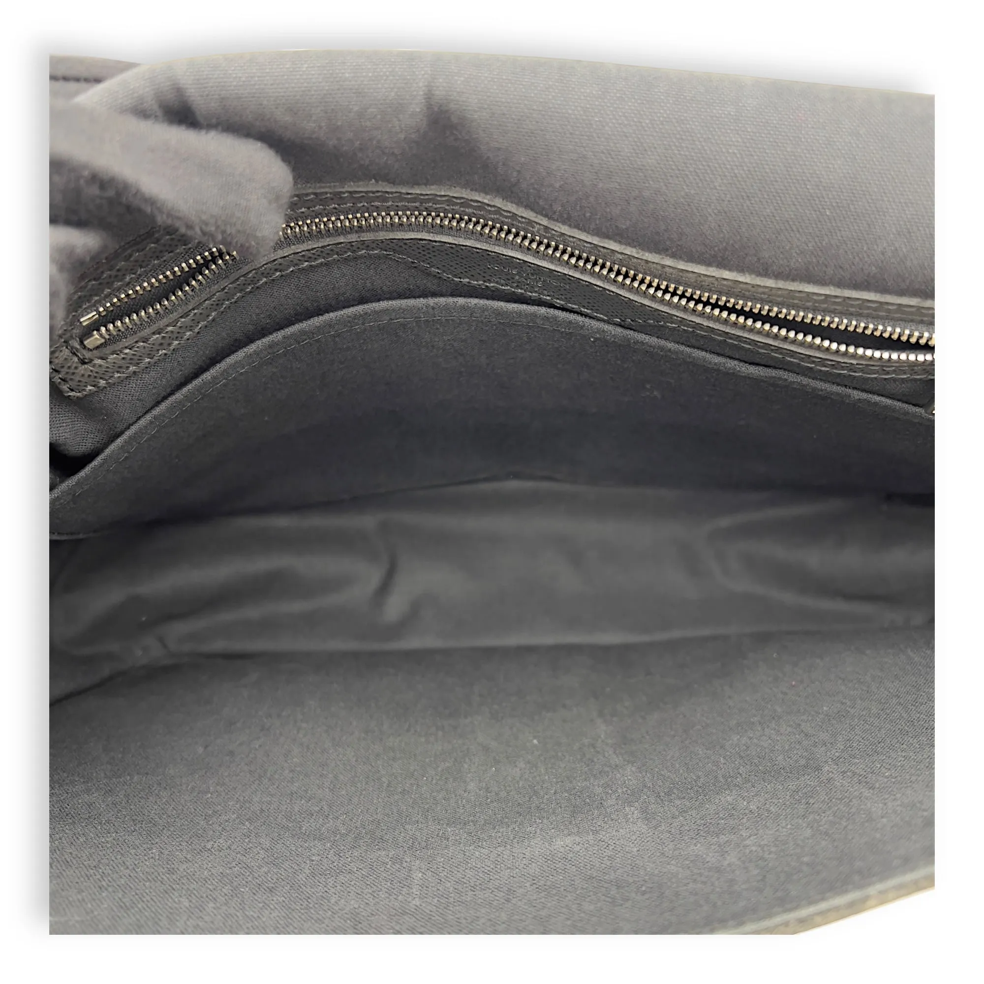 Messenger Crossbody Bag MM Black in Taiga Leather, Silver hardware